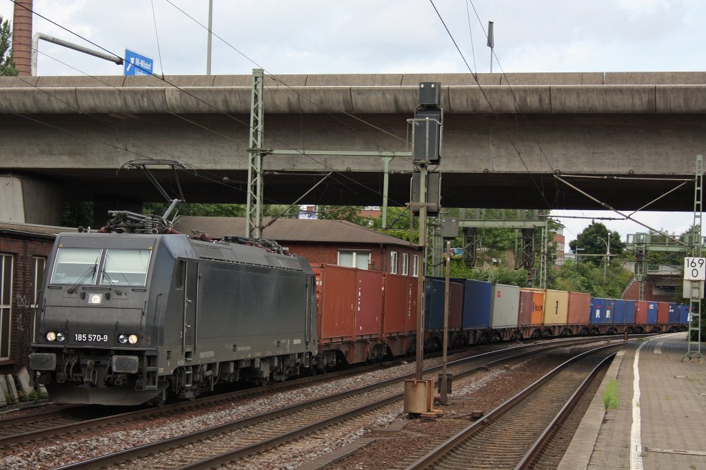 MRCE 185 570 (i.E.fr BoxXpress) am 31.7.12 mit einem Containerzug in Hamburg-Harburg.