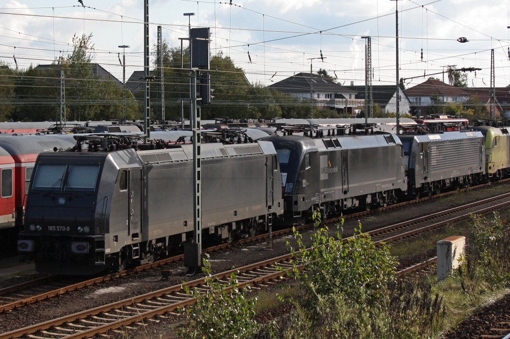 MRCE 185 570 steht am 17.10.10 abgestellt in Bremerhaven-Lehe.
Fotografier aus dem Museumszug herraus!!!