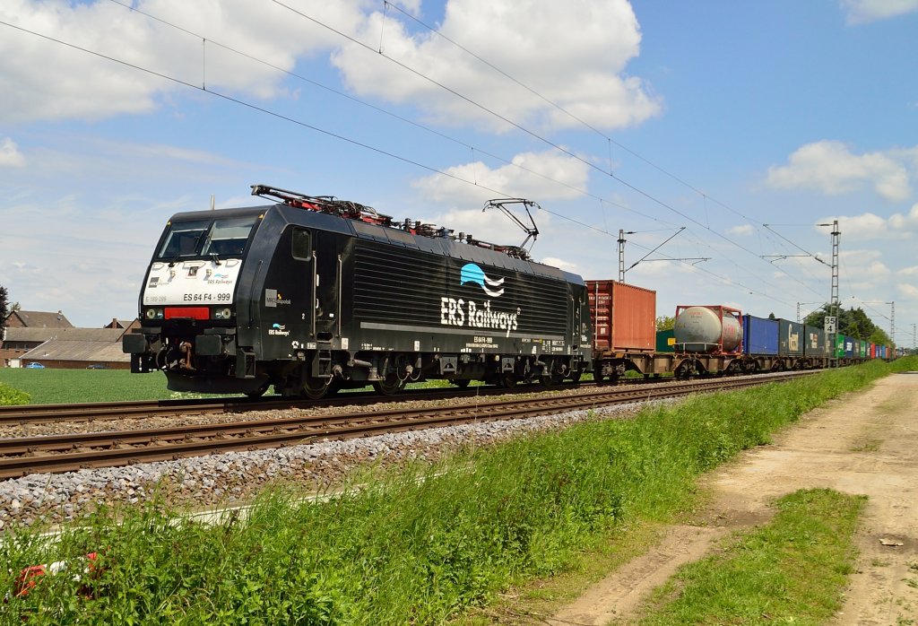 MRCE 189 099 und einem Containerzug unterwegs in Richtung Rheydt ber die Kbs 465. Gubberath 25.5.2013