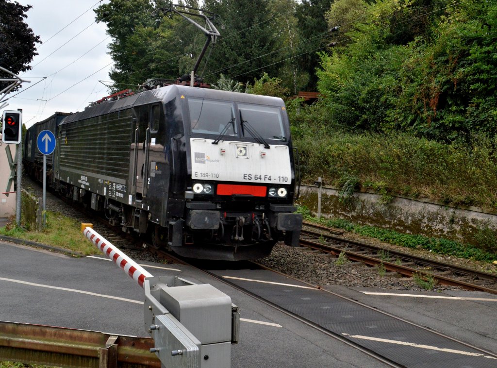 MRCE 189 110 mit einem Containerzug in Jchen am Bahnbergang an der Jchener Mhle.....in Richtung Rheydt unterwegs. Freitag 14.9.2012