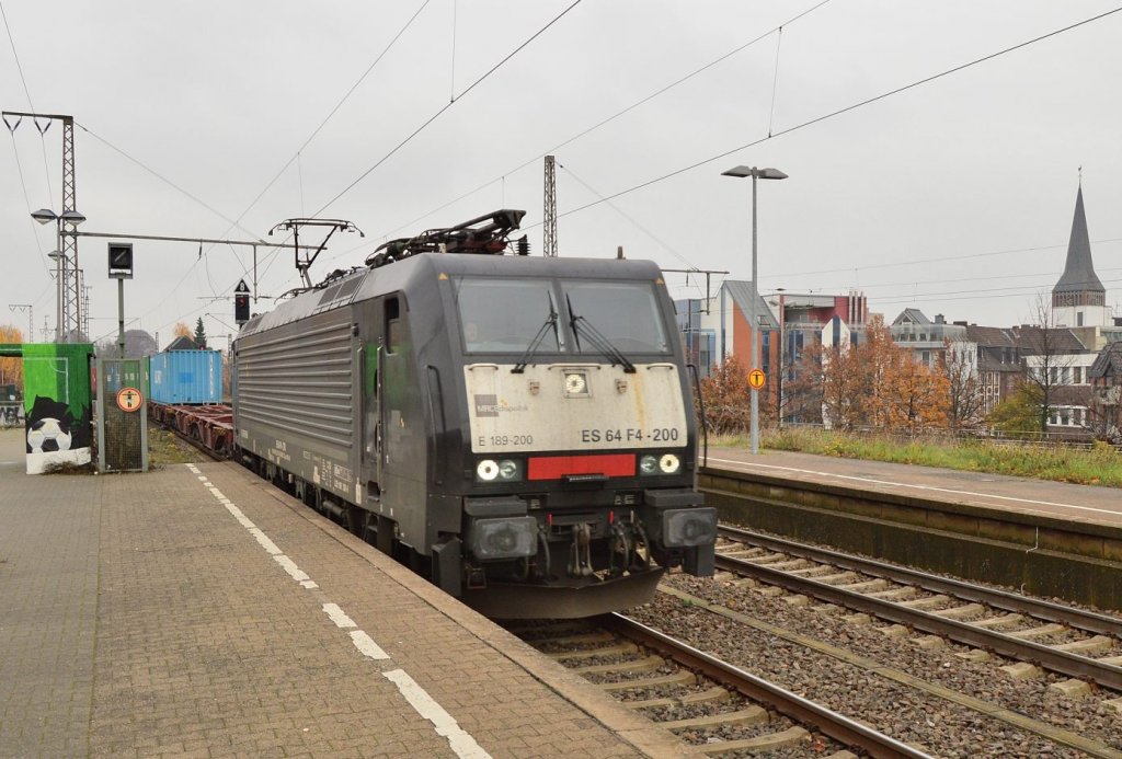 MRCE 189 200 fhrt mit ihrem Containerzug ber Gleis 4 des Rheydter Hauptbahnhofs in den Rangierbahnhof um einen anderen Gterzug mit Autotransportwagen passieren zu lassen. 24.11.2012