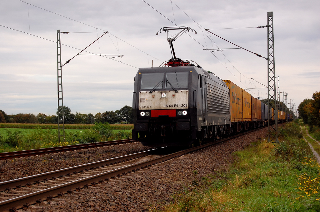 MRCE 189 208 ist auch mit einem Containerzug in Boisheim unterwegs, auch sie f�hrt in Richtung Niederlande. 6.10.2010