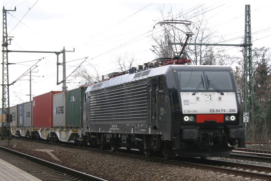 MRCE 189 286 mit Containerzug bei der Durchfahrt in Dresden-Niedersedlitz Richtung Hbf, 28.03.2010