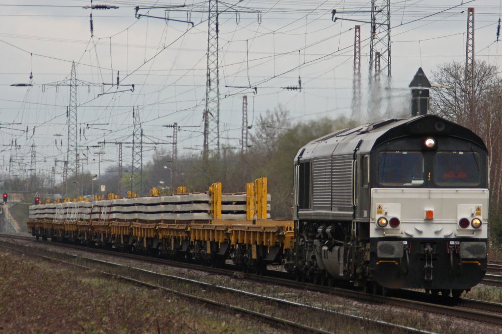 MRCE 266 114 am 26.3.11 mit einem Betonschwellenzug in Ratingen-Lintorf.