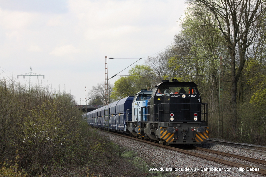 MRCE 500 1570 und Regental Cargo D05 fahren am 4. April 2011 um 16:47 Uhr mit einem Gterzug durch Ratingen Oberbusch