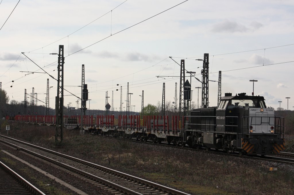 MRCE 500 1571 am 26.3.11 mit einem Gterzug bei der Durcghfahrt auf dem Gegengleis in Duisburg-Wedau.