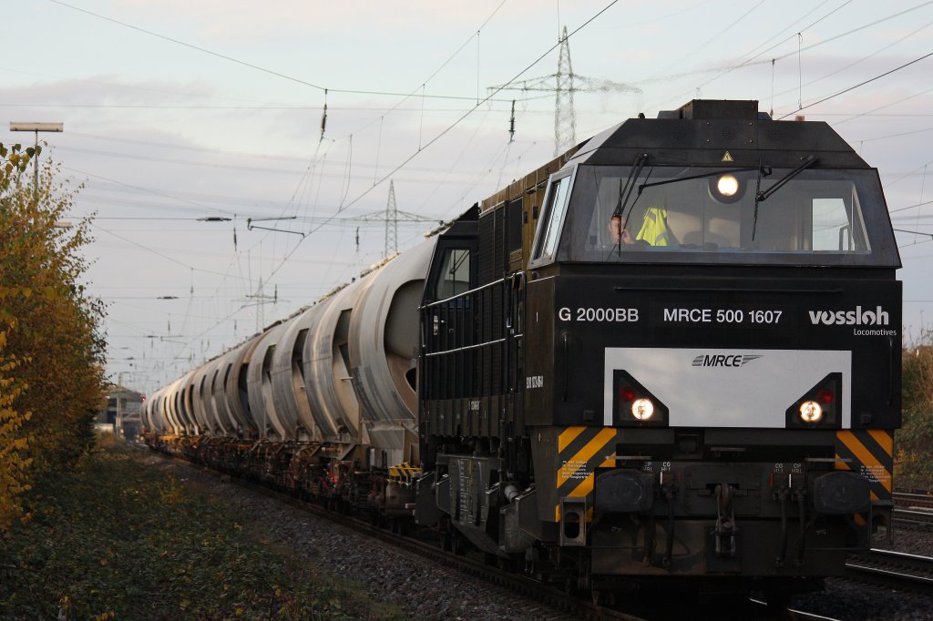 MRCE 500 1607 (272 406/i.E.fr Neusser Eisenbahn) am 7.11.12 mit einem Kalkzug beim Halt in Ratingen-Lintorf.