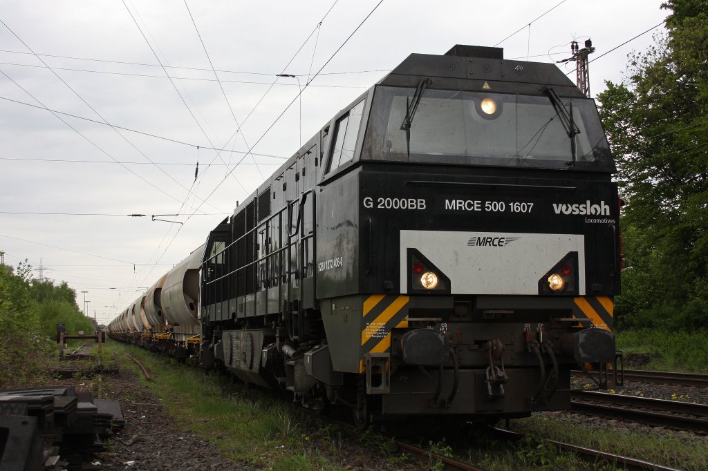 MRCE 500 1607/272 406 (i.E.fr Neusser Eisenbahn/ex RTB V201) wartet am 8.5.12 mit einem leeren Kalkstaubzug in Ratingen-Lintorf auf Weiterfahrt in Richtung Kalkwerk.