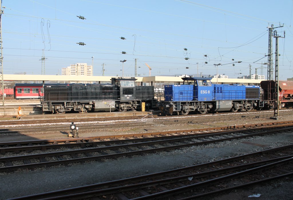 MRCE 500 1664 neben  Schwalben Sprinter  ESG 8 (275 108-9) am 03.03.2013 in Basel Bad Bf.