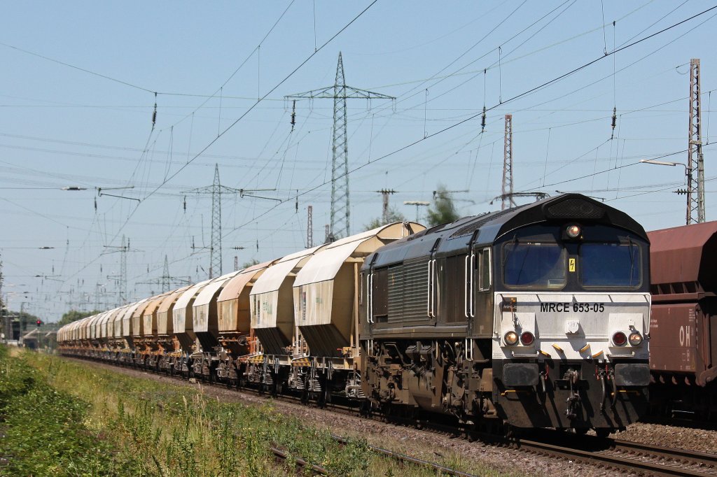 MRCE 653-05 (266 115) am 1.8.12 mit einem umgeleiteten Granitzug in Ratingen-Lintorf.