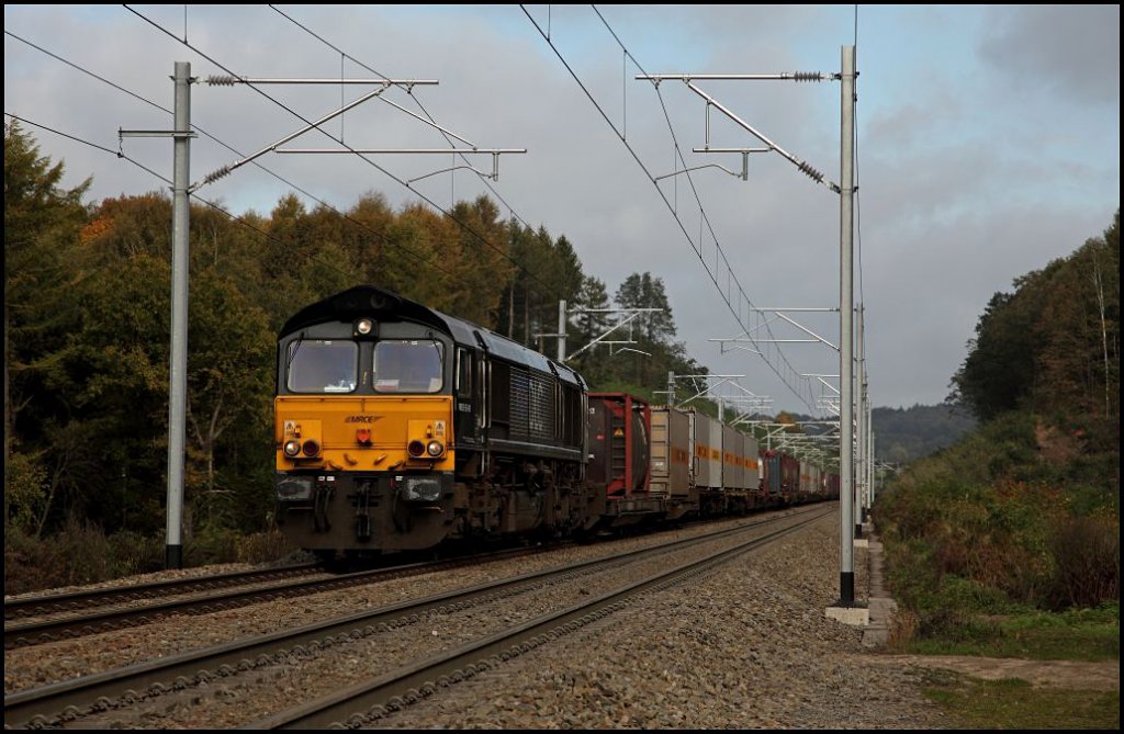 MRCE 653-09 von DLC ist mit einem KLV-Zug bei Montzen unterwegs. (22.10.2009)