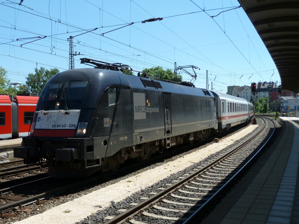 MRCE Dispo ES 64 U2-026 (182 526-4) durchfhrt mit einem Pbz den Ulmer Hauptbahnhof. 04.06.10