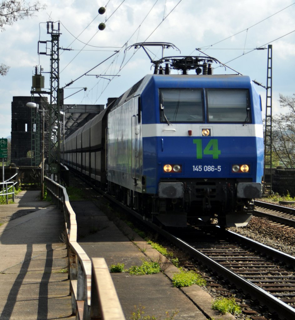 MRCE Dispolok 145 086, vermietet an NIAG (14), mit einem Kohlezug am Haken wechselt über die Rheinbrücke Engers - Urmitz auf die rechte Rheinstrecke in Richtung Norden, 23.04.12.