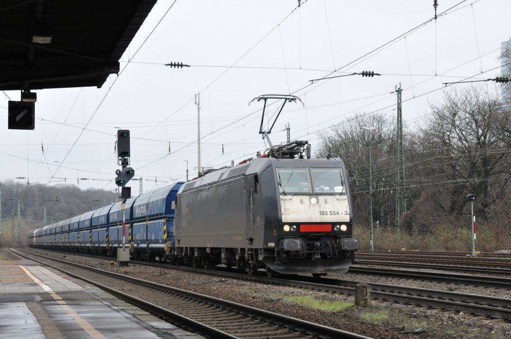 MRCE-Dispolok 185 554-3 mit dem PKP-Kohlezug bei der Durchfahrt in Kln-West. Aufgenommen am 12/02/2011.