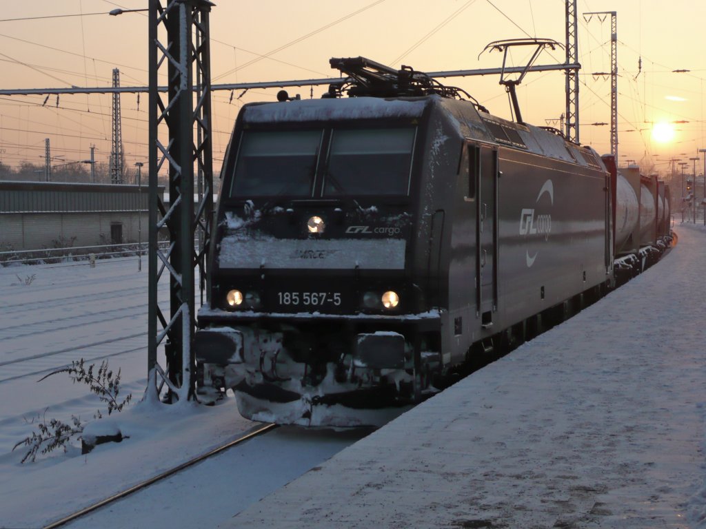 MRCE Dispolok 185 567 mit Tankzug an einem Winternachmittag in Wanne-Eickel (20.12.2010)