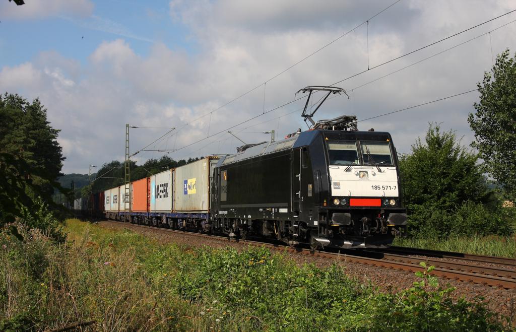 MRCE Dispolok 185571 hat soeben den Lengericher Tunnel durchfahren und
ist in der Bauernschaft Schollbruch mit einem Container Zug am 14.08.2013
um 10.09 Uhr in Richtung Osnabrck unterwegs.