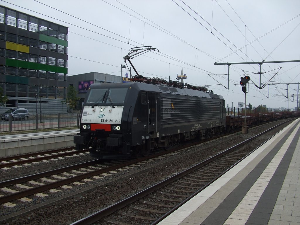 MRCE Dispolok 189 212-4 (ES 64 F4-212) zieht einen Flachwagen-Gterzug durch den Bielefelder Hauptbahnhof. Aufgenommen am 07.10.2010.


