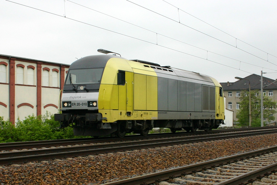 MRCE Dispolok ER 20 010, zur Zeit gemietet von OKD Dobrava, auf Leerfahrt durch  Heidenau, 11.05.2010