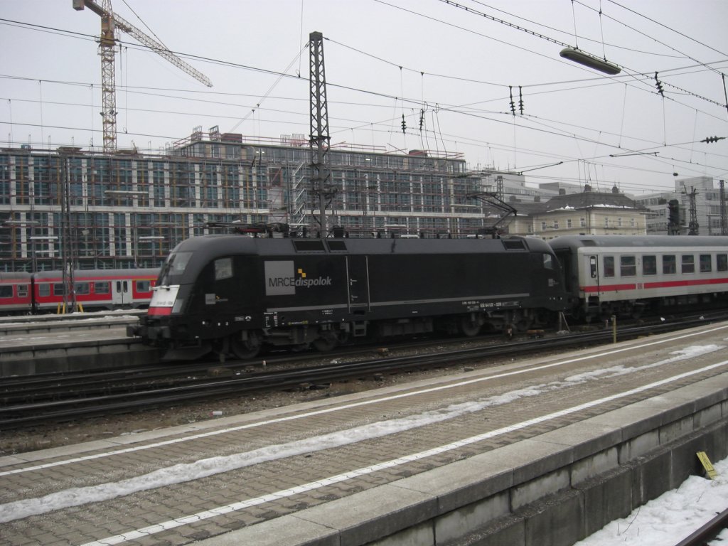 MRCE - Dispolok ES 64 U2-026 fhrt soeben in den Mnchener Hauptbahnof ein. Mchnen am 5. Februar 2010.