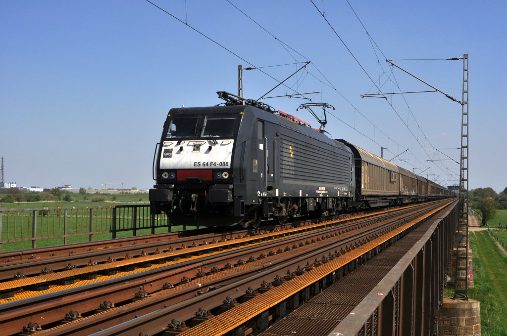 MRCE Dispolok ES 64 F4-088 (189 988), vermietet an Captrain Deutschland, schleppt am 04.05.13 einen Schiebewandwagenzug ber die Weserbrcke bei Dreye.
