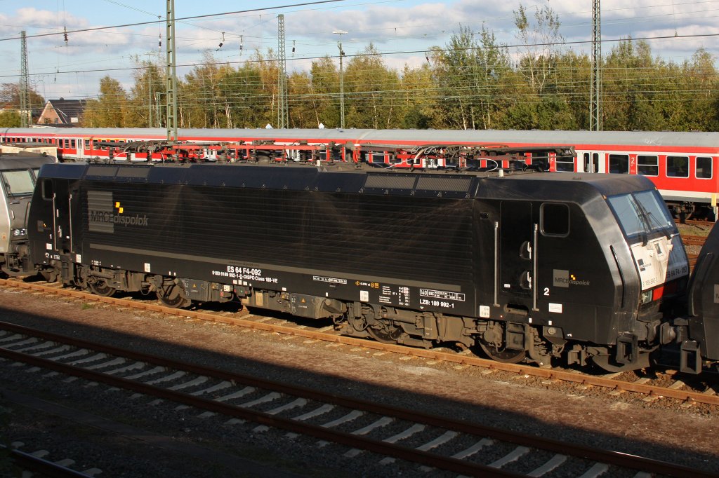 MRCE Dispolok ES 64 F4-092 am 17.10.10 abgestellt in Bremerhaven-Lehe
Fotografiert aus dem Museumszug herraus!!!