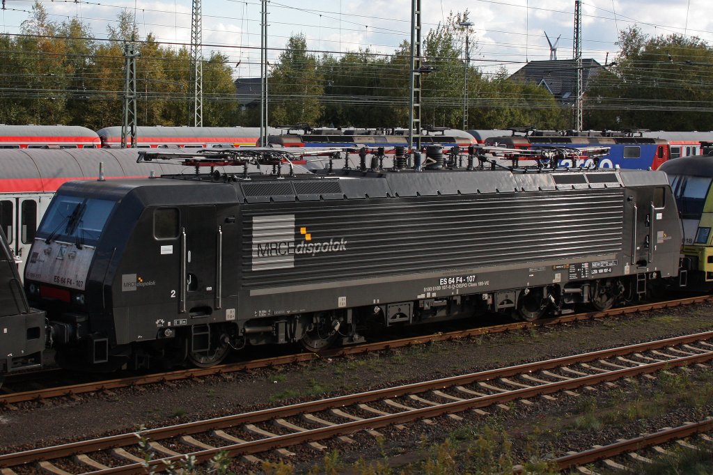 MRCE Dispolok Es 64 F4-107 am 17.10.10 abgestellt in Bremerhaven-Lehe.Aufgenommen aus dem Museumszug der Museumseisenbahn Bremerhaven!!!