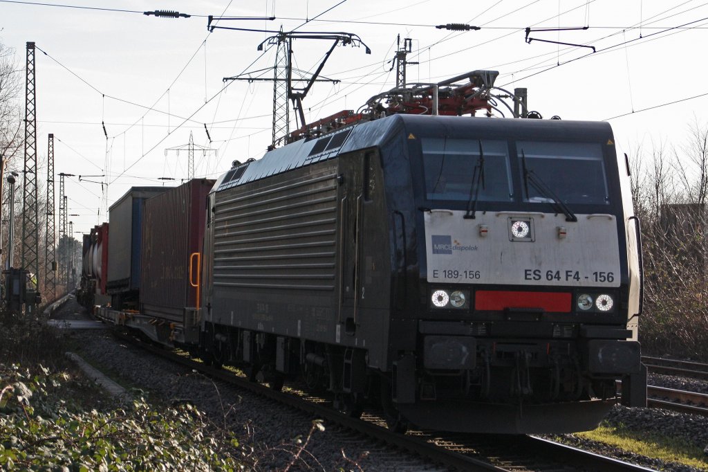 MRCE Dispolok ES 64 F4-156 (E 189-156) zieht am 9.2.11 einen Containerzug durch Ratingen-Lintorf.Leider hab ich es nicht mehr auf die andere Seite geschaft,da die Schranken leider schon geschlossen waren.