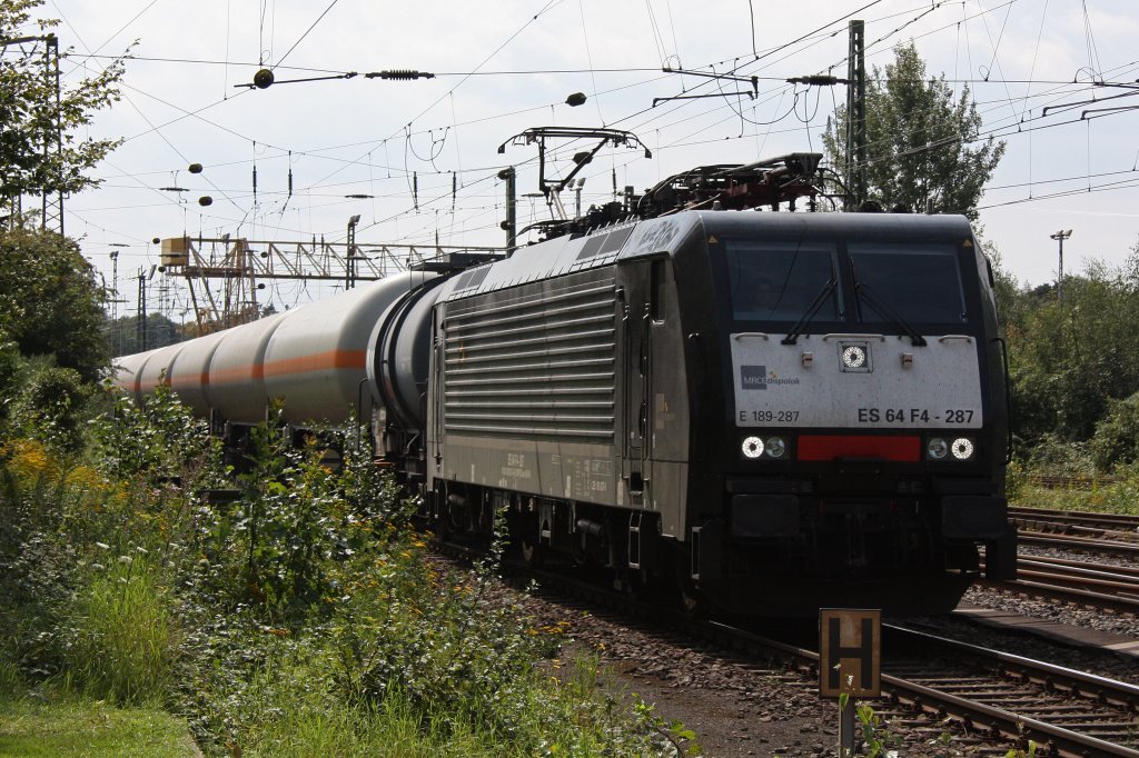 MRCE Dispolok ES 64 F4-287 am 10.8.11 mit einem Kesselwagenzug bei der Durchfahrt durch Duisburg-Entenfang.