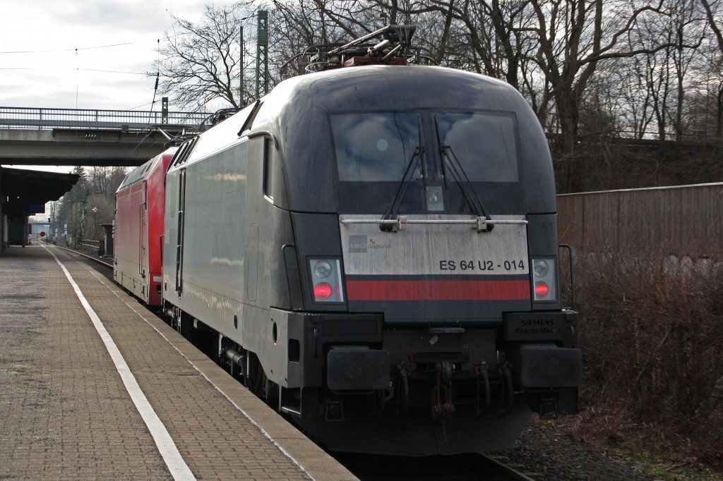 MRCE Dispolok ES 64 U2-014 wird am 16.1.11 von 101 012 durch Dsseldorf-Angermund gezogen