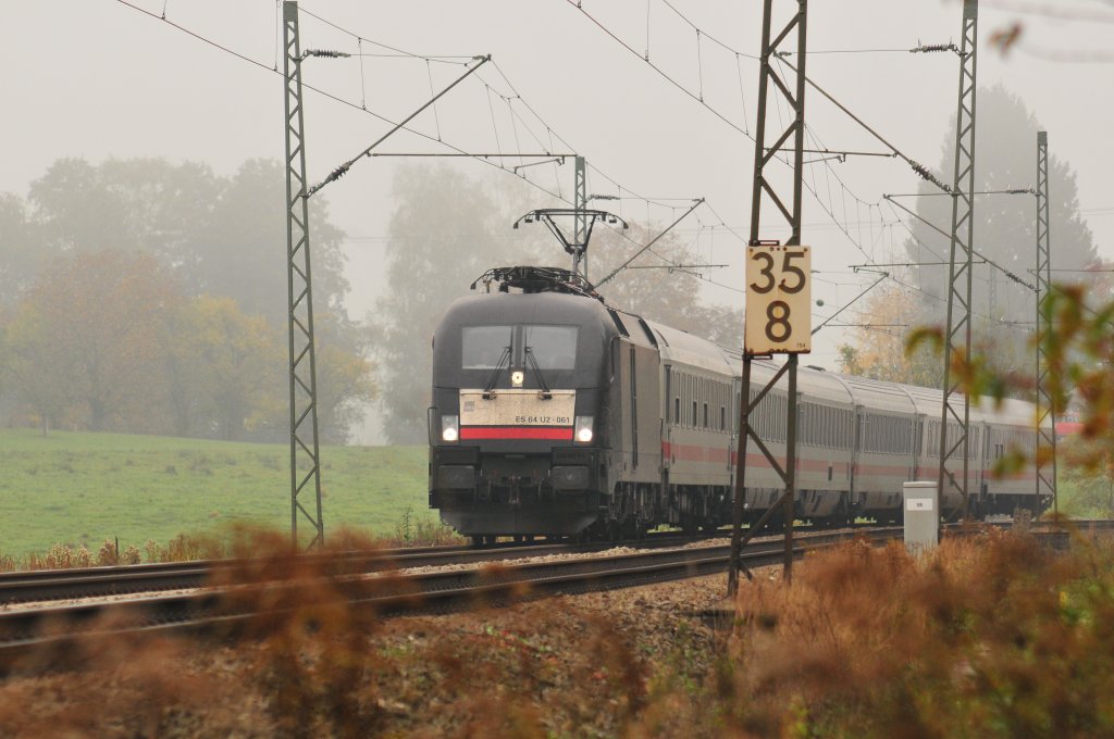 MRCE Dispolok ES 64 U2-061 bei bersee in Richtung Mnchen im ersten Herbstnebel am 22.10.12.