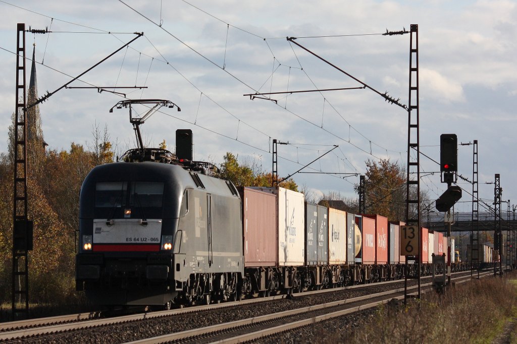 MRCE Dispolok ES 64 U2-065 am 2.11.12 mit einem Containerzug in Thngersheim.