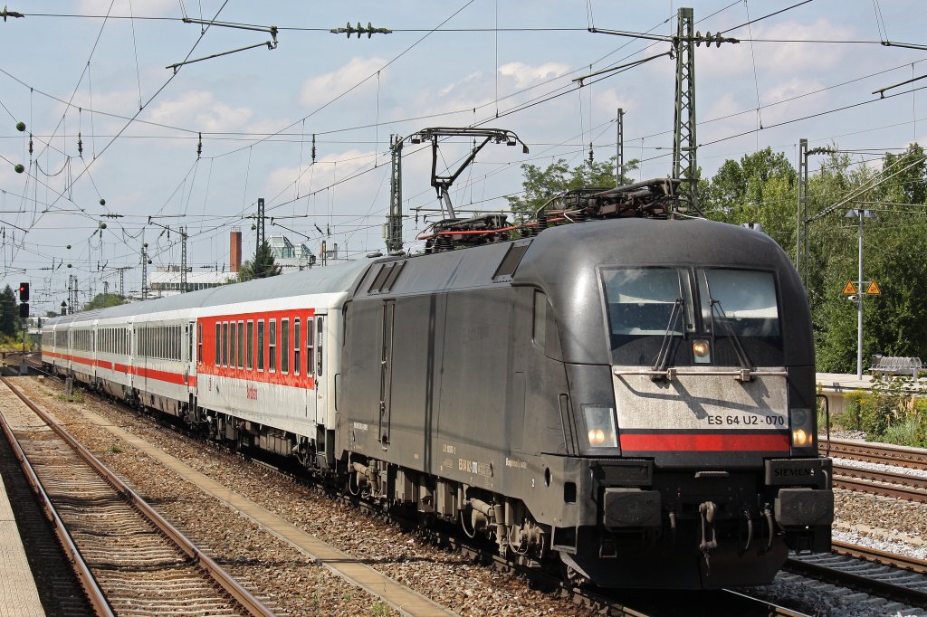 MRCE Dispolok ES 64 U2-070 (DB Fernverkehr) am 17.8.12 mit einem IC in Mnchen-Heimeranplatz.