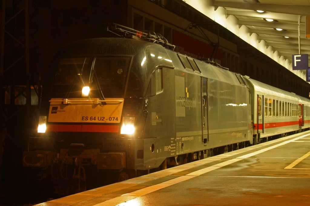 MRCE Dispolok ES 64 U2-074 am 21.3.10 um 20.23Uhr mit IC 1809 in Essen Hbf