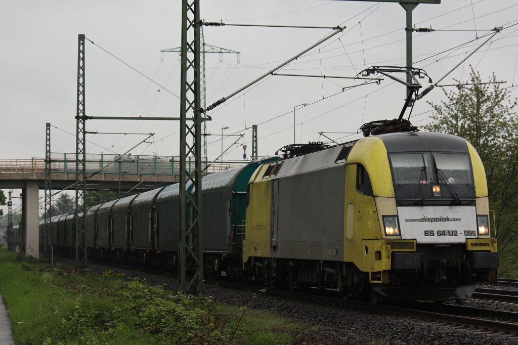 MRCE Dispolok  ES 64 U2-095 (i.E.fr TXL) am 5.5.12 mit einem Stahlzug bei der Durchfahrt durch Ratingen-Lintorf.