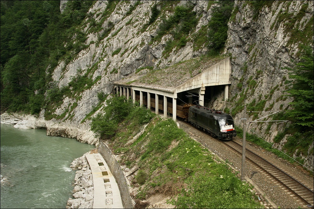 MRCE Dispolok ES 64 U2 032 mit einem Erzleerzug von Linz nach Eisenerz. Wandau Tunnel Landl 12.6.2010