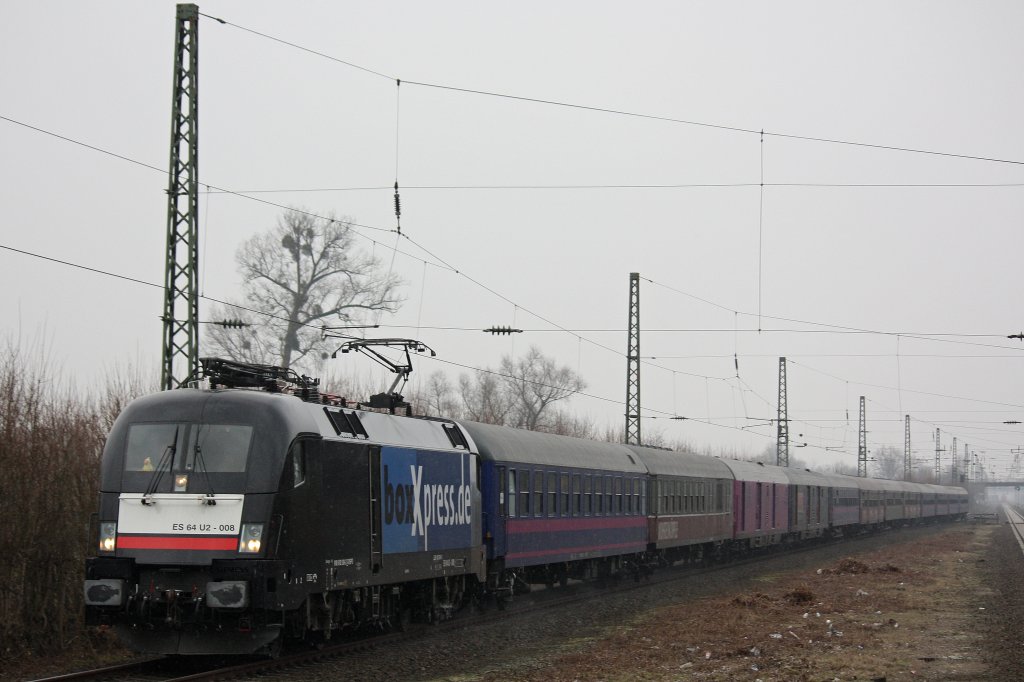 MRCE Dispolok/BoxXpress ES 64 U2-008 am 23.2.13 mit dem DPE 32805 von Berlin-Lichtenberg nach Kln-Messe/Deutz bei der Durchfahrt durch Dsseldorf-Angermund.