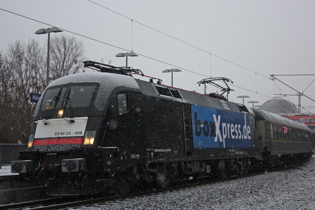MRCE Dispolok/BoxXpress ES 64 U2-008 verlsst am 23.2.13 mit einem Sonderzug  nach Berlin-Lichtenberg den Bahnhof Kln/Messe Deutz Tief.