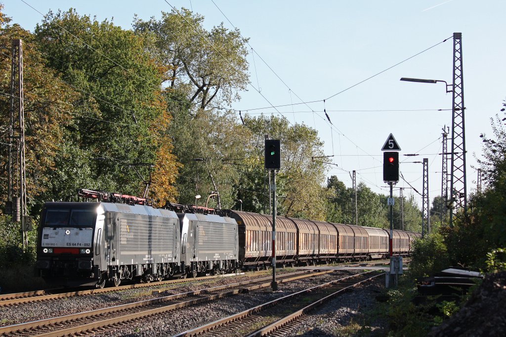 MRCE Dispolok/CTI ES 64 F4-092 am 30.9.12 mit MRCE Dispolok/CTI ES 64 F4-104 und einem Papierzug nach Dortmund Scharnhorst bei der Durchfahr durch Ratingen-Lintorf.