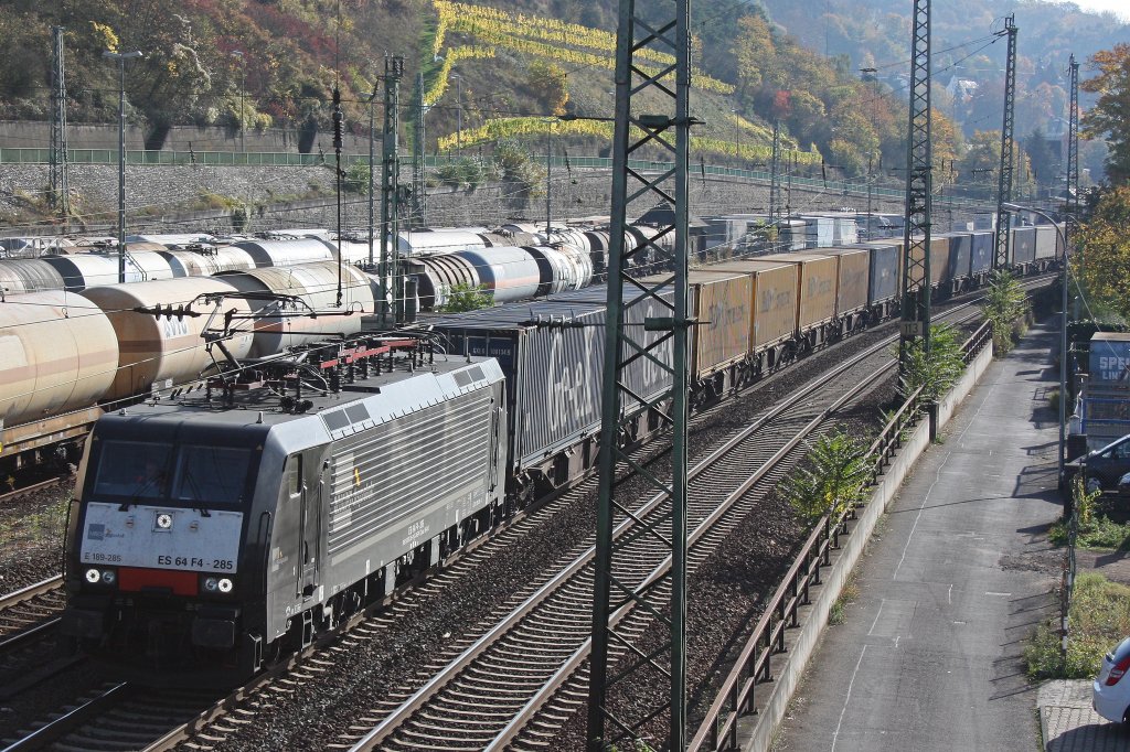 MRCE Dispolok/ERS Railways ES 64 F4-285 am 21.10.12 mit einem Containerzug in Linz am Rhein.
