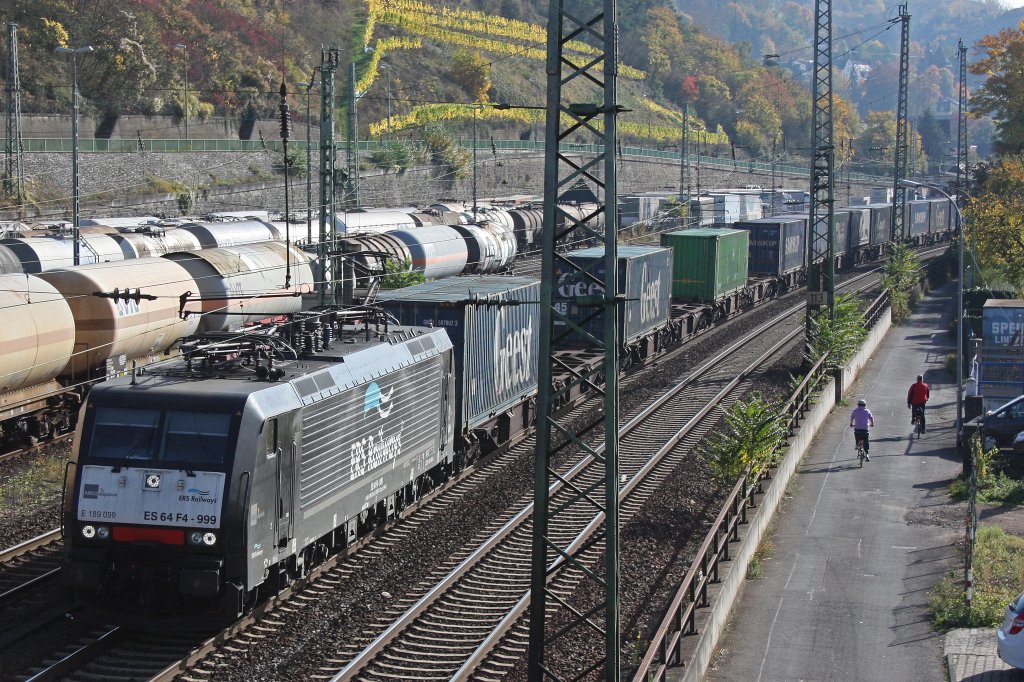 MRCE Dispolok/ERS Railways ES 64 F4-999 am 21.10.12 mit einem Containerzug in Linz am Rhein.