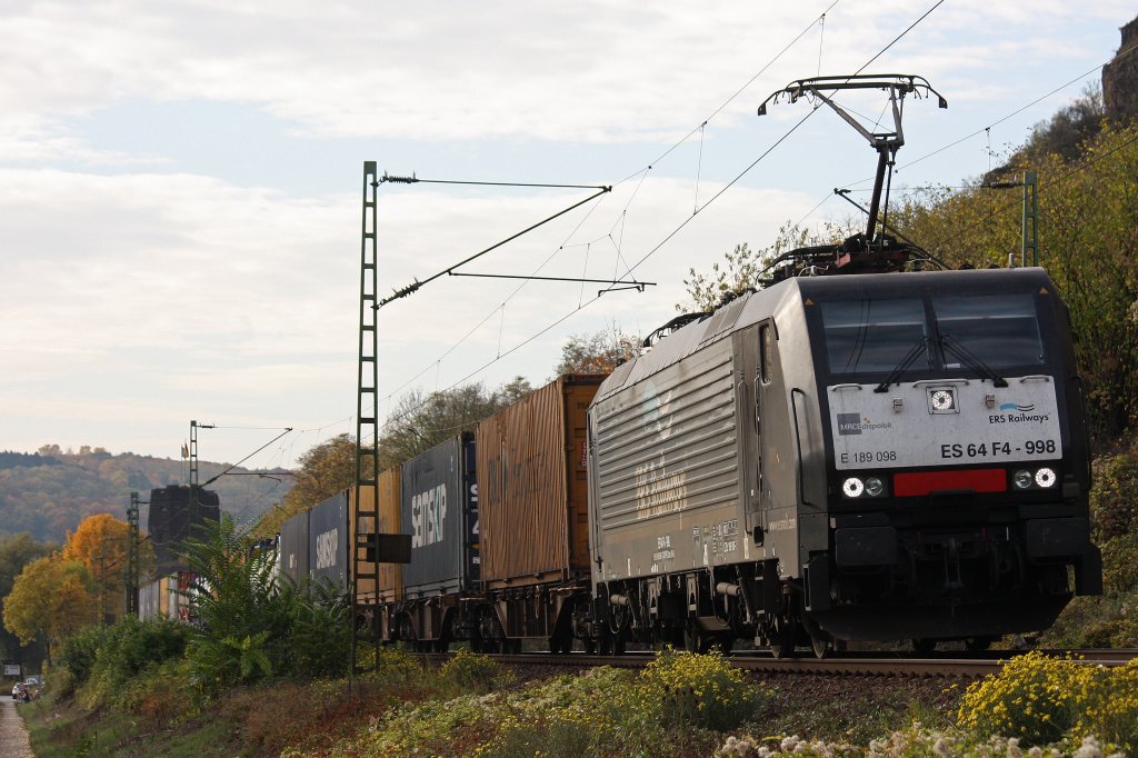 MRCE Dispolok/ERS Railways ES 64 F4-998 am 21.10.12 mit einem Containerzug bei der Durchfahrt durch Erpel.
