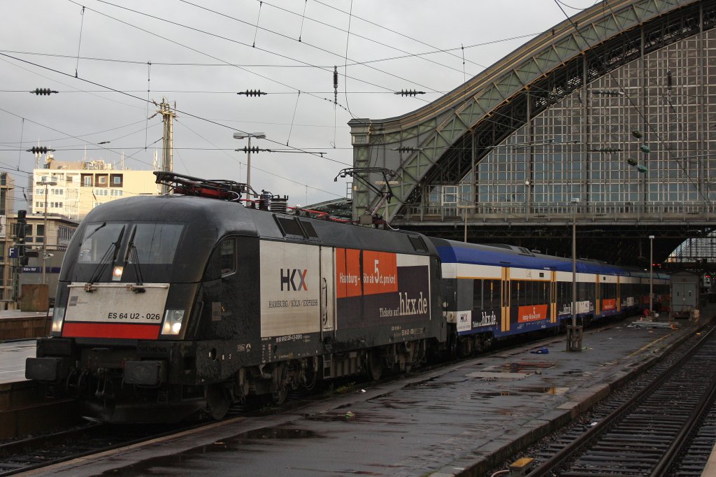 MRCE Dispolok/HKX ES 64 U2-026 verlsst den Hbf von Kln nach der Ankunft aus Hamburg in Richtung Abstellbahnhof.
Aufgenommen am 4.11.12.