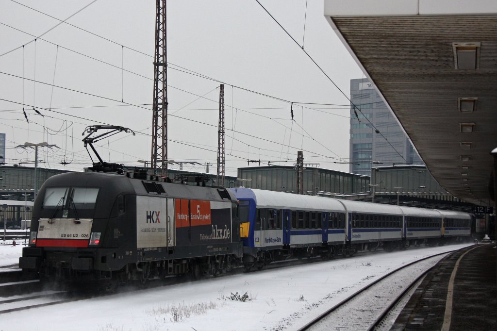 MRCE Dispolok/HKX ES 64 U2-026 schiebt am 15.1.13 einen HKX in den Duisburger Hbf.