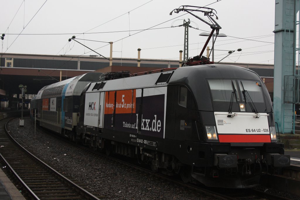 MRCE Dispolok/HKX ES 64 U2-026 zieht am 3.3.13 einen HKX nach Hamburg aus dem Dsseldorfer Hbf.