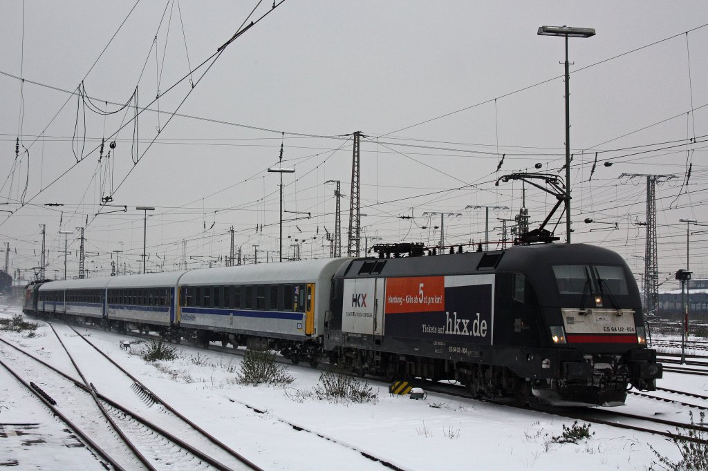 MRCE Dispolok/HKX ES 64 U2-034 am 15.1.13 mit HKX nach Hamburg und ES 64 U2-026 am Zugschluss in Duisburg Hbf.