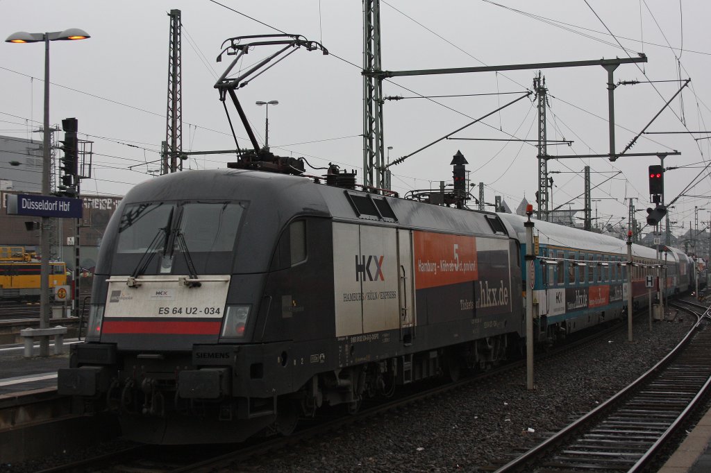 MRCE Dispolok/HKX ES 64 U2-034 schiebt am 3.3.13 einen HKX nach Hamburg aus dem Dsseldorfer Hbf.