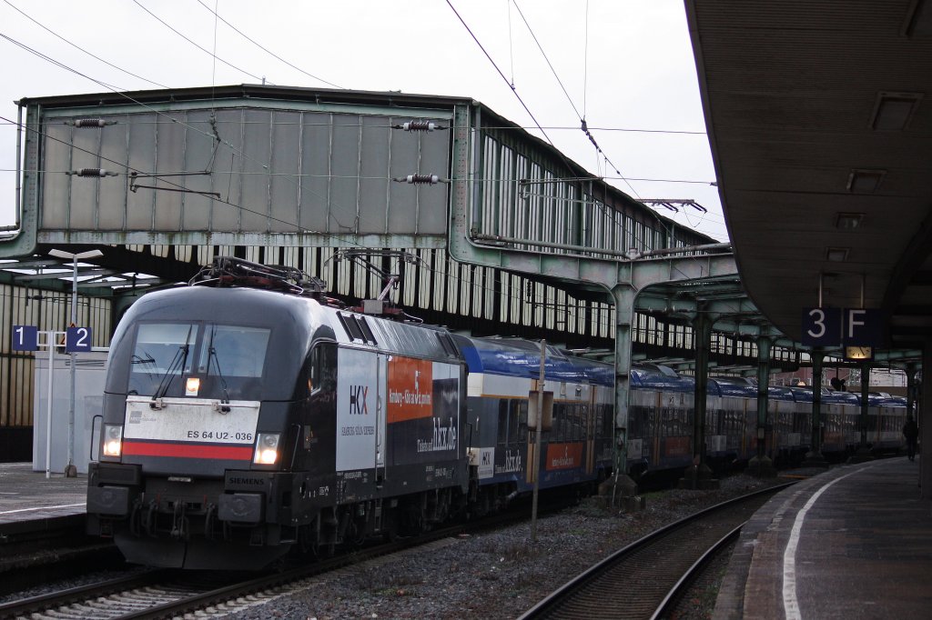 MRCE Dispolok/HKX ES 64 U2-036 am 16.12.12 beim Halt in Duisburg Hbf.