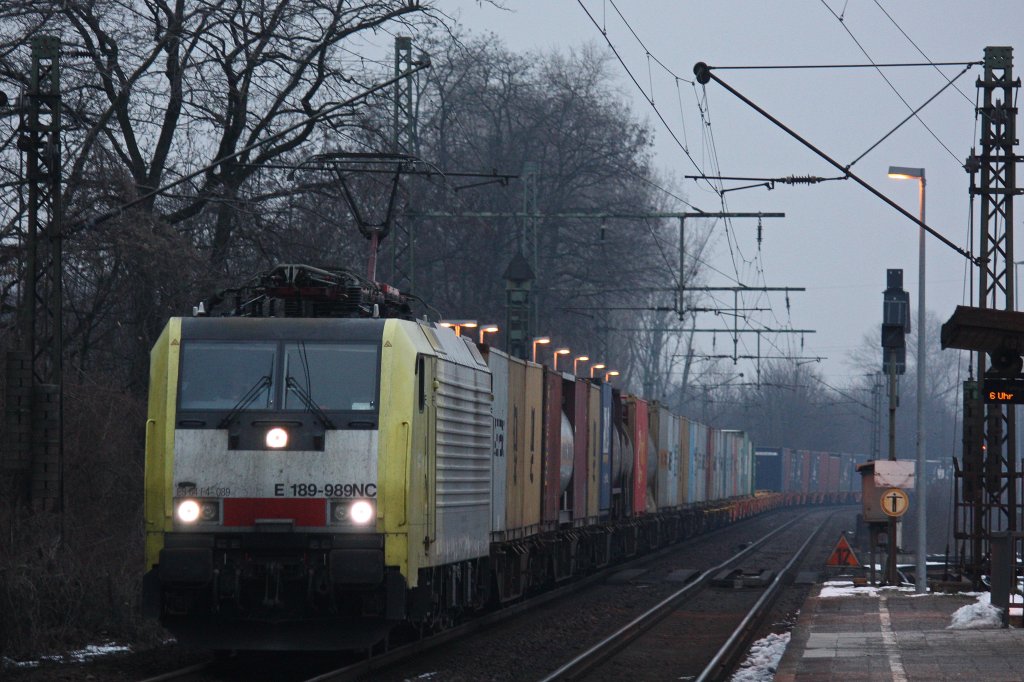 MRCE Dispolok/Locon ES 64 F4-089 am 12.2.13 mit einem Containerzug in Rheinhausen-Ost.
Der Zug endete in Rheinhausen.