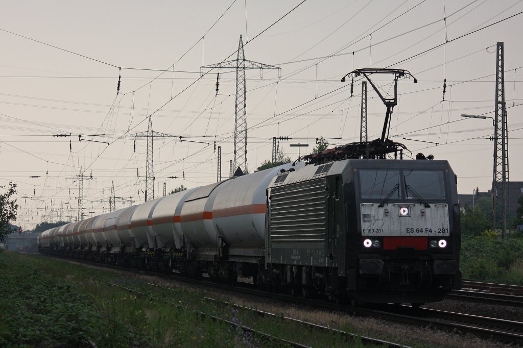 MRCE Dispolok/TXL ES 64 F4-281 am 19.5.12 mit einem Gaskesselzug in Ratingen-Lintorf.