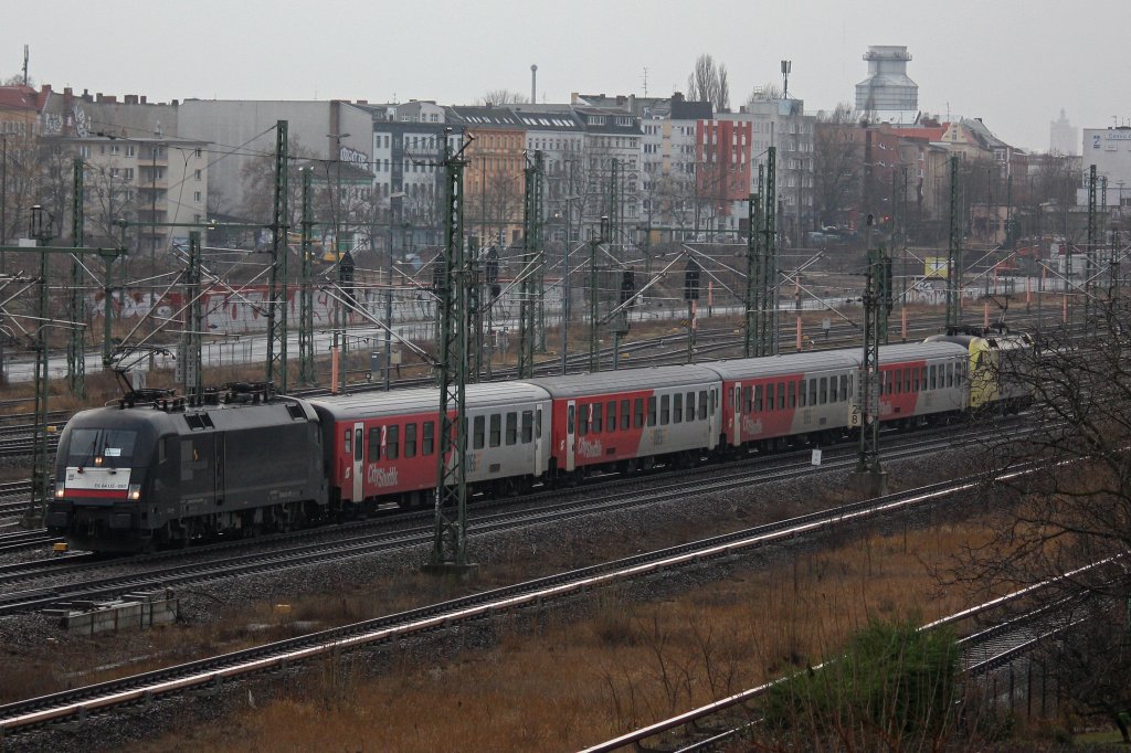 MRCE Dispolok/TXL ES 64 U2-097 zieht am 4.1.13 einen ODEG Ersatzzug durch Berlin-Westhafen.
Am anderen Ende hing ES 64 U2-011.